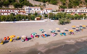 Testa di Monaco - Basic Beach Accommodations